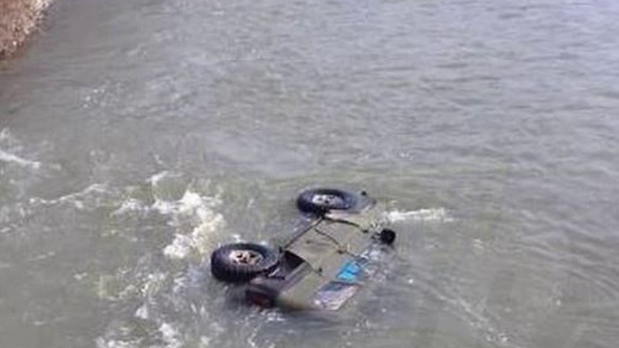 Танк утонул. Утонувший танк. УАЗ утонул в реке Jet. Ушли под воду машины в Приморском крае.