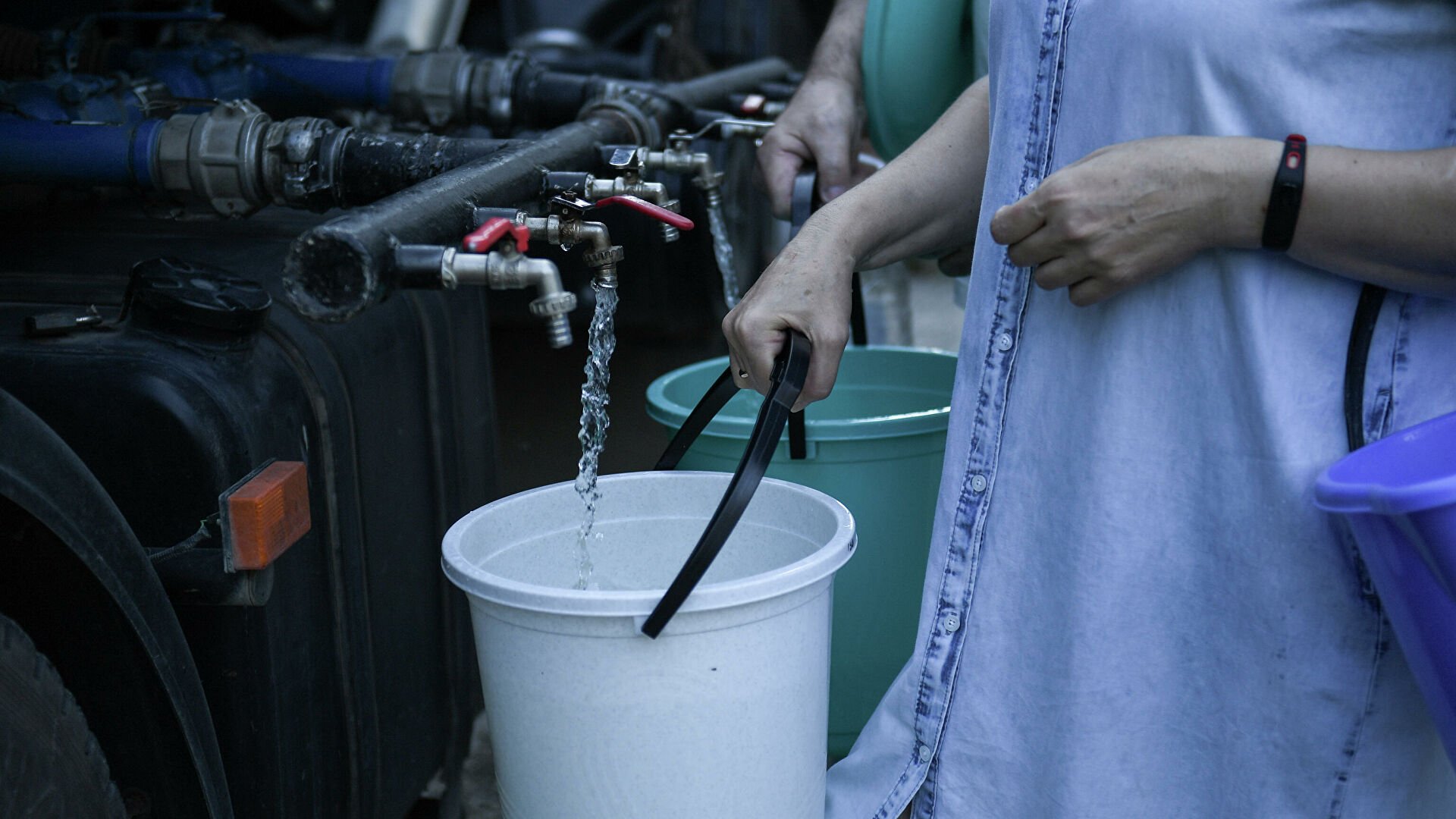 Подай воду. Водоснабжение Крыма пресной водой. Вода Симферополь. Дефицит воды в Крыму. Проблемы водоснабжения.