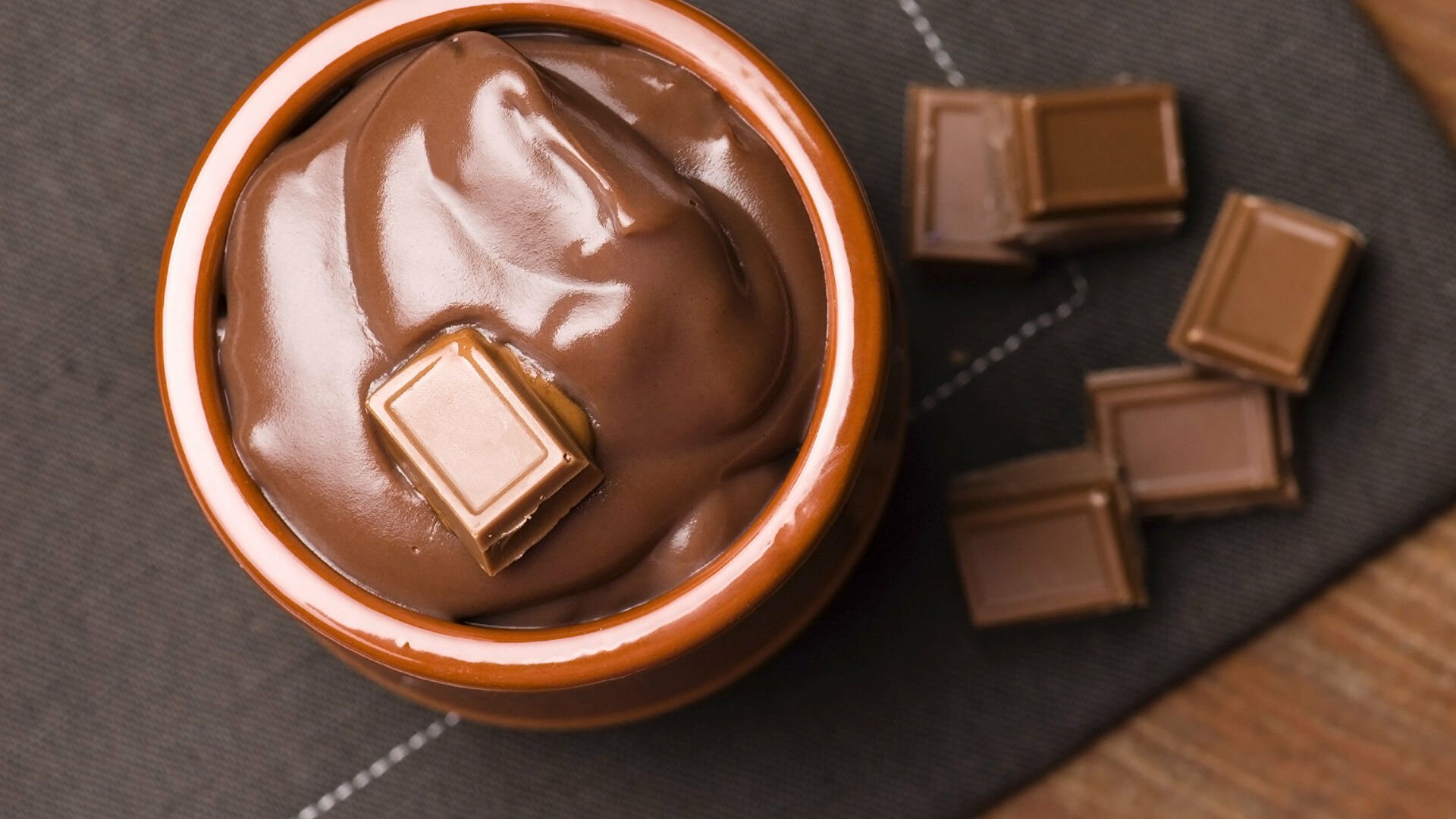 Шоколад есть всегда. Всемирный день шоколада. Настоящий шоколад. Дизайнеры с шоколадом.