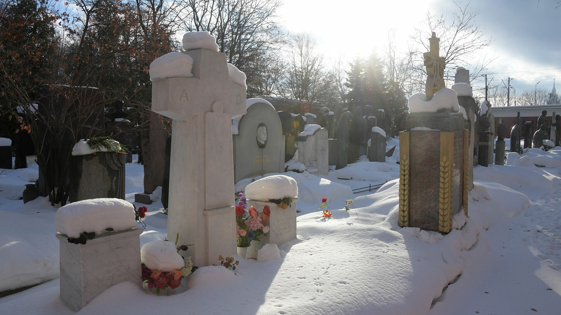 Почему названо кладбище. Русское кладбище в Мацуяме. Кладбище Новодевичье Клюев. Снег кладбище. Заснеженное кладбище.