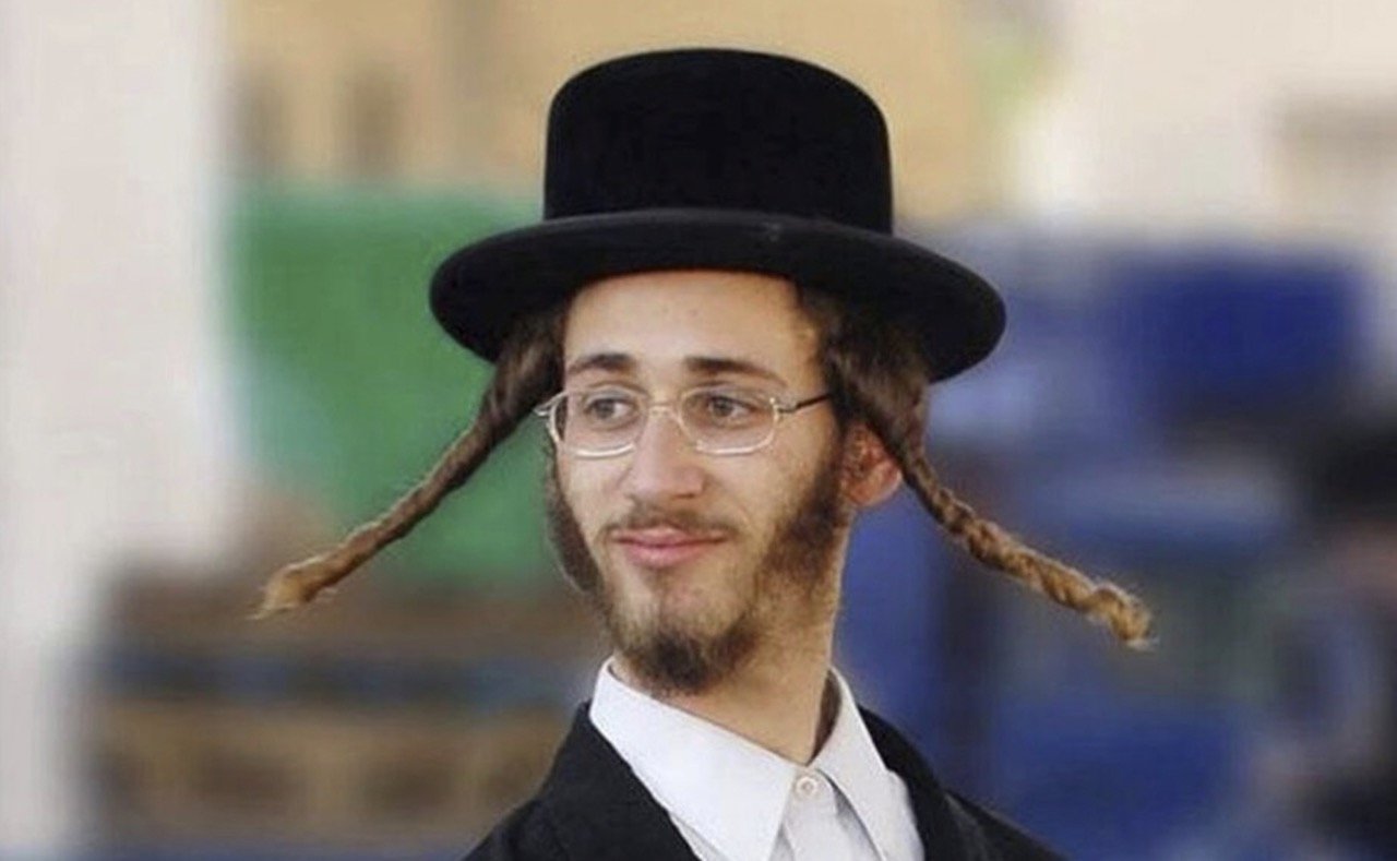Назови еврейский. Еврейская шапочка с пейсами. Еврей в шляпе. Головные уборы евреев мужские. Еврейская шляпа с кудрями.